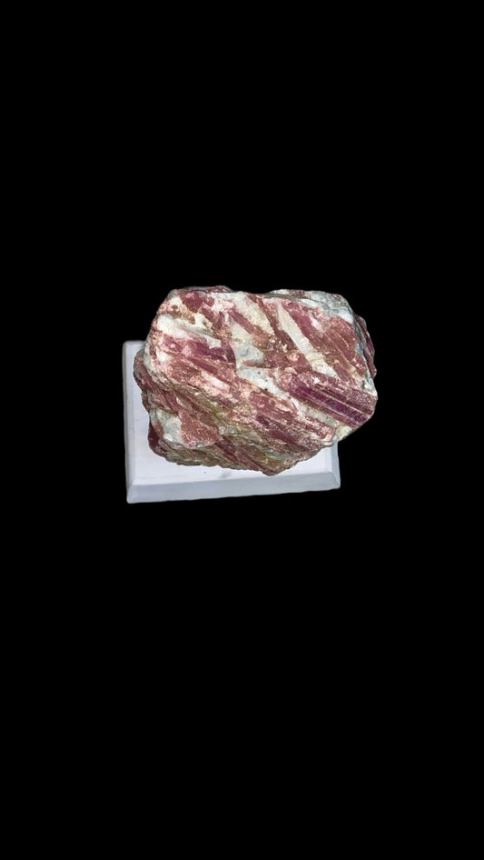 TOURMALINE ROSE BRUT AVEC SUPPORT EN BOIS 1,60 KG