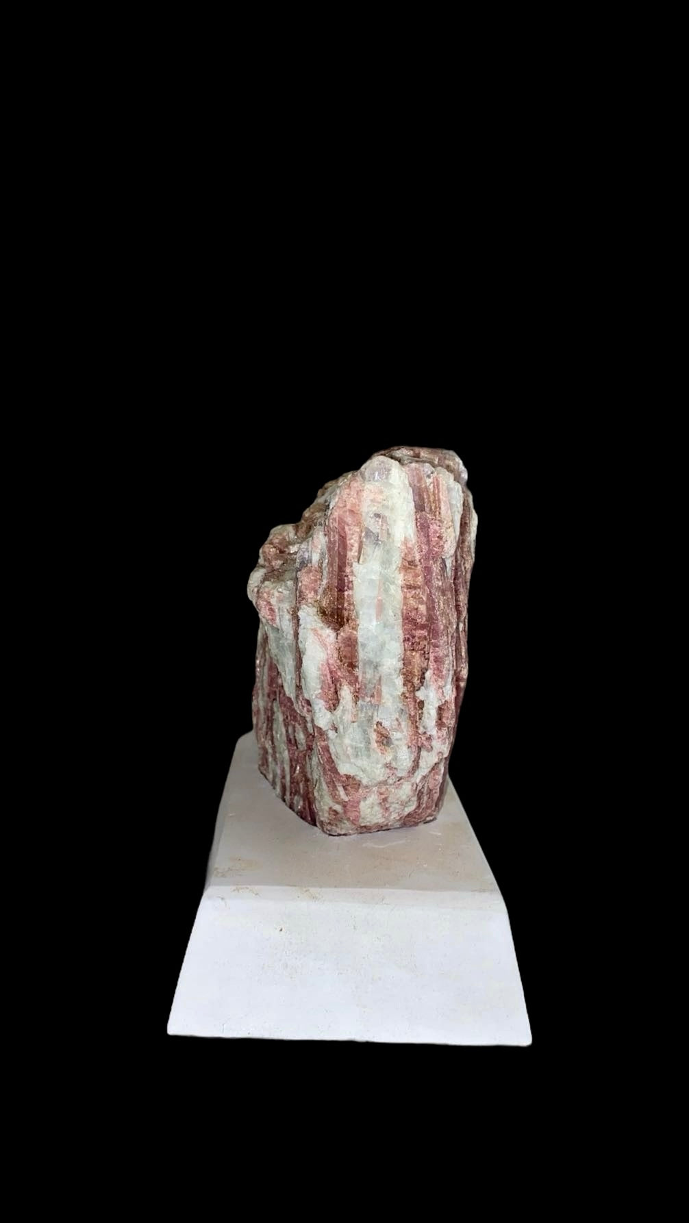 TOURMALINE ROSE BRUT AVEC SUPPORT EN BOIS 2,26 KG