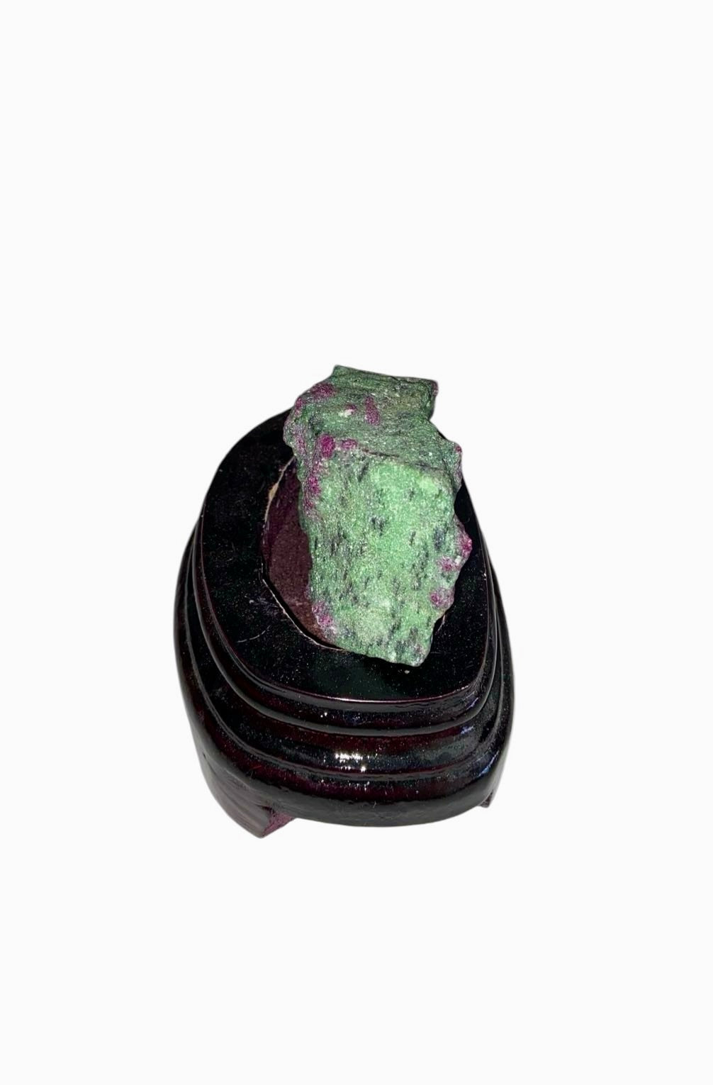 RUBIS ZOÏSITE BRUT AVEC SUPPORT EN BOIS 0,40KG
