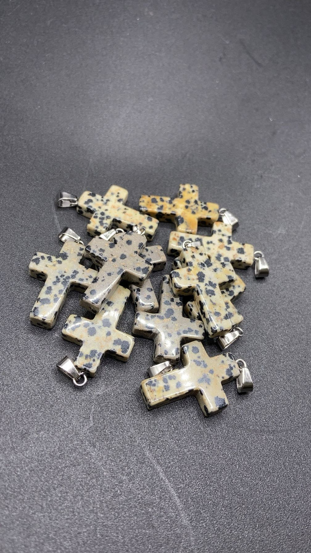PENDENTIF CROIX JASPE TACHETÉ