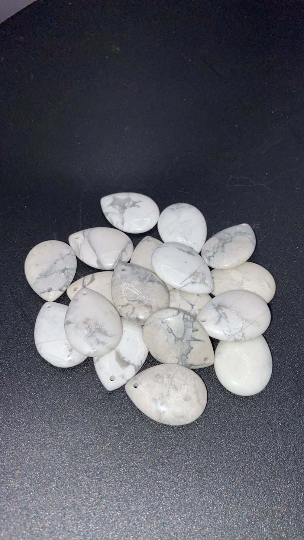 PETIT PENDENTIF GOUTTE HOWLITE